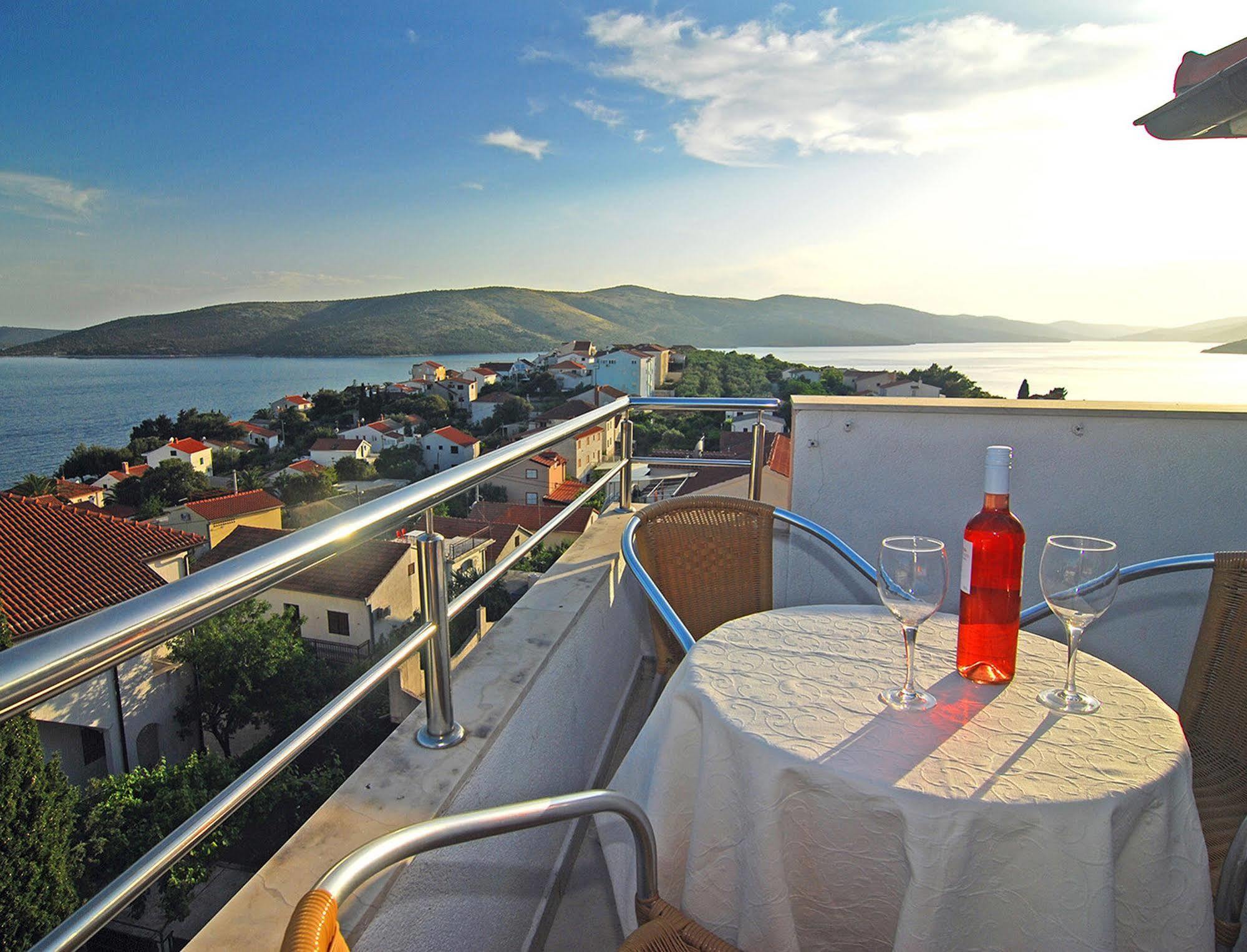 Apartments Kairos Seget Vranjica Bagian luar foto